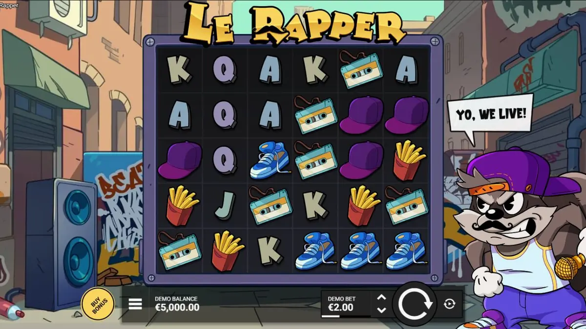 Smokey si rakun dalam slot Le Rapper dengan latar belakang studio hip-hop.